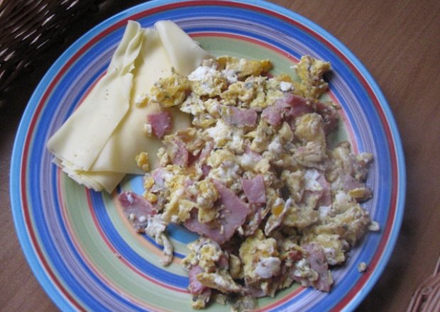 Fotografia przedstawiająca Jajecznica z serem i szynką