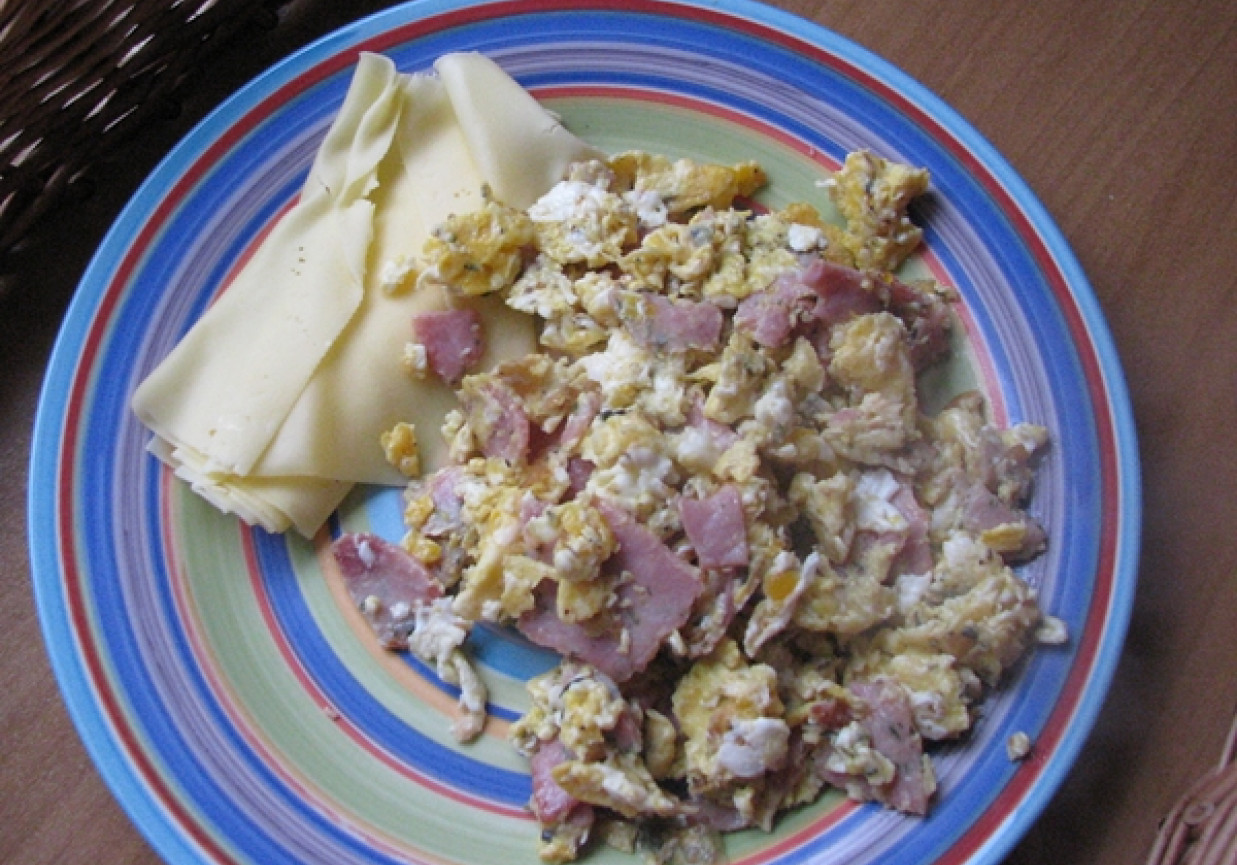 Jajecznica z serem i szynką foto