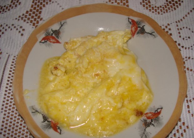 Fotografia przedstawiająca jajecznica z serem żółtym