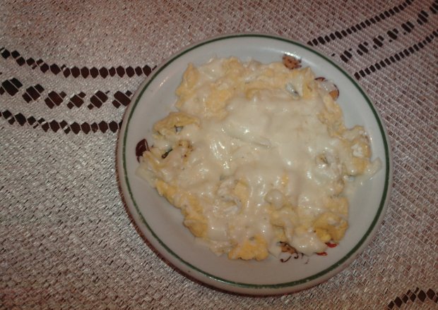 Fotografia przedstawiająca Jajecznica z serem żółtym