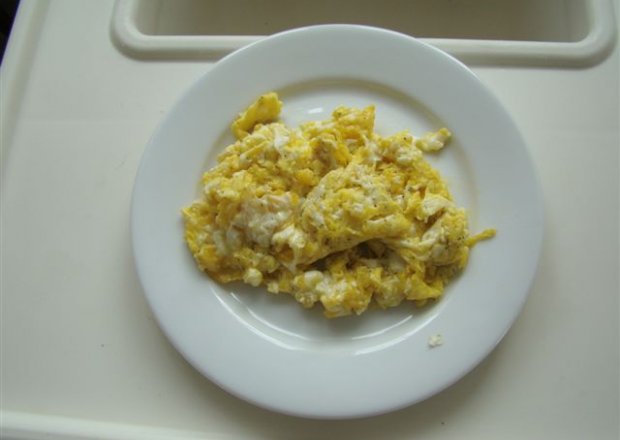 Fotografia przedstawiająca jajecznica z serem żółtym