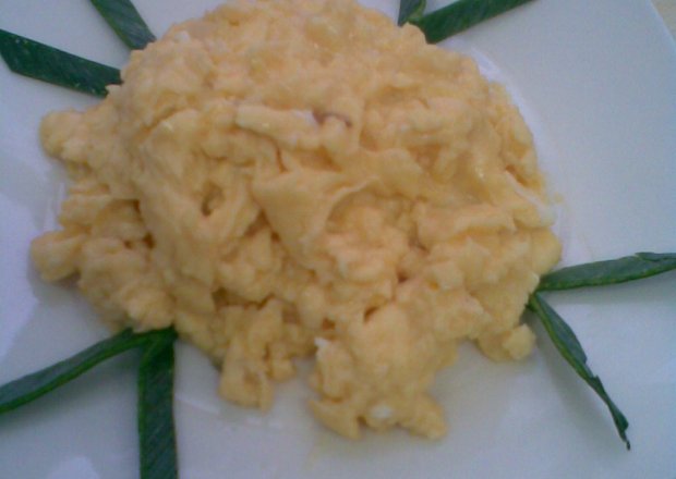 Fotografia przedstawiająca Jajecznica z serem.