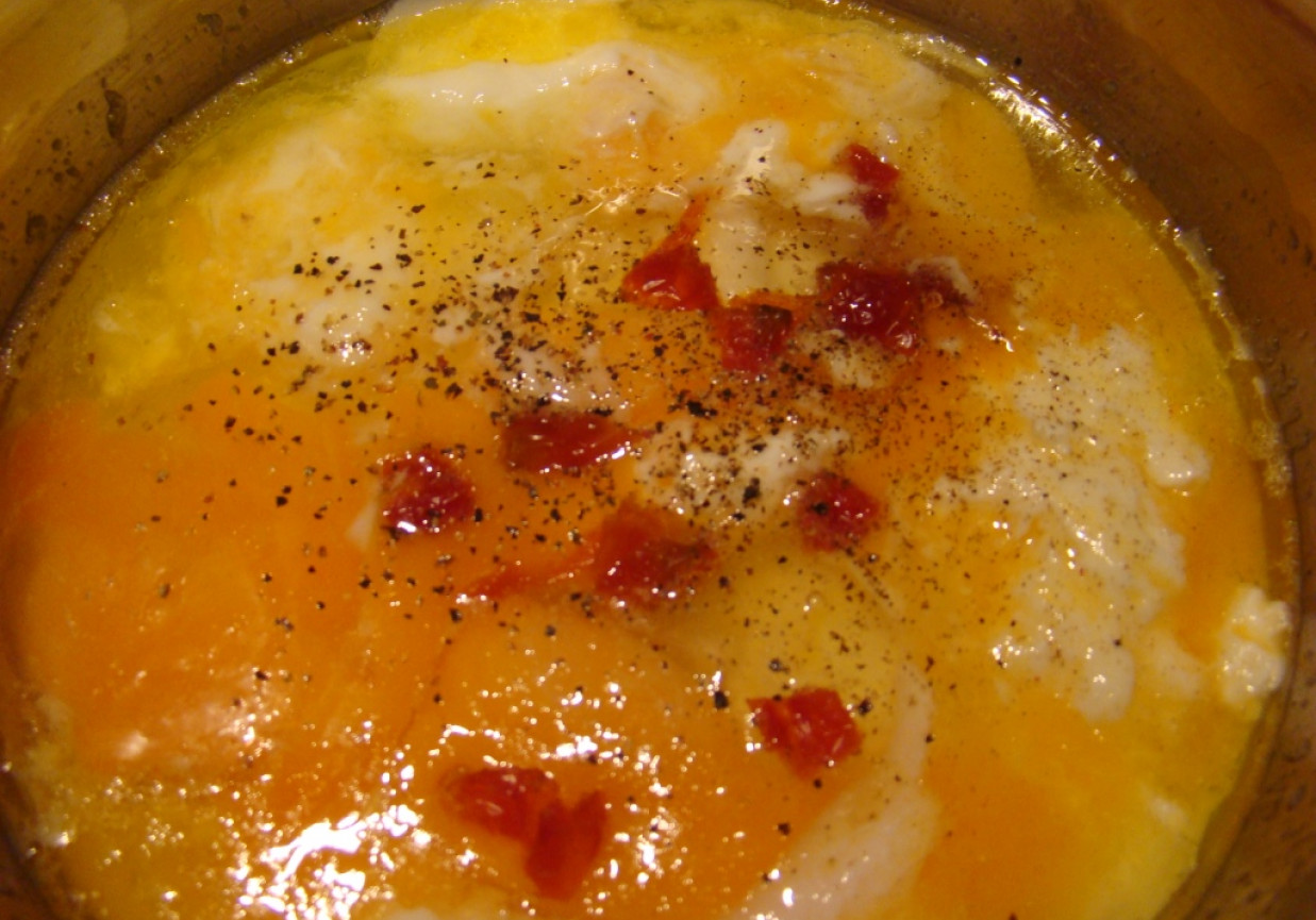 Jajecznica z suszonymi pomidorami foto