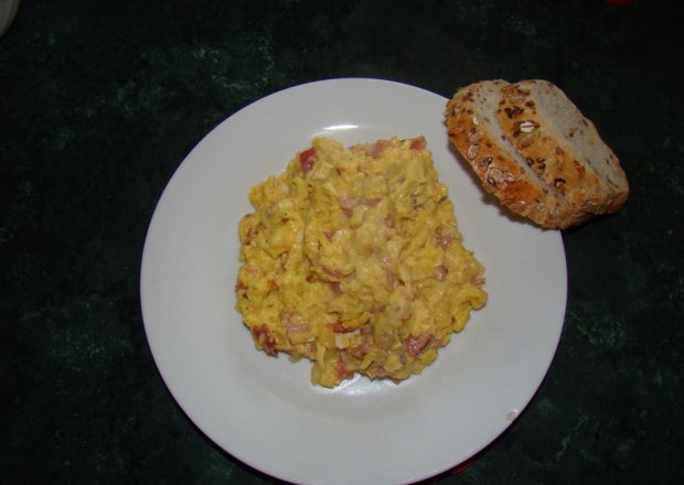 Fotografia przedstawiająca Jajecznica z szynką i cebulką