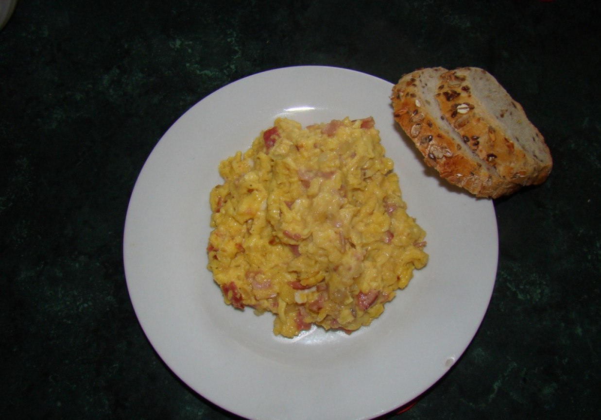 Jajecznica z szynką i cebulką foto