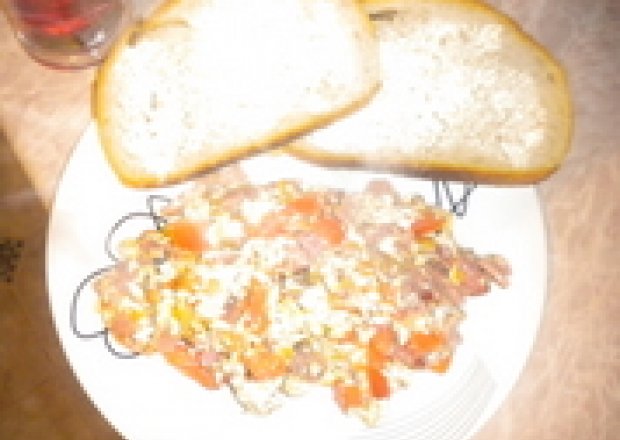Fotografia przedstawiająca jajecznica z szynka i pomidorami