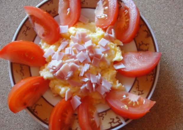 Fotografia przedstawiająca Jajecznica z szynką i pomidorami