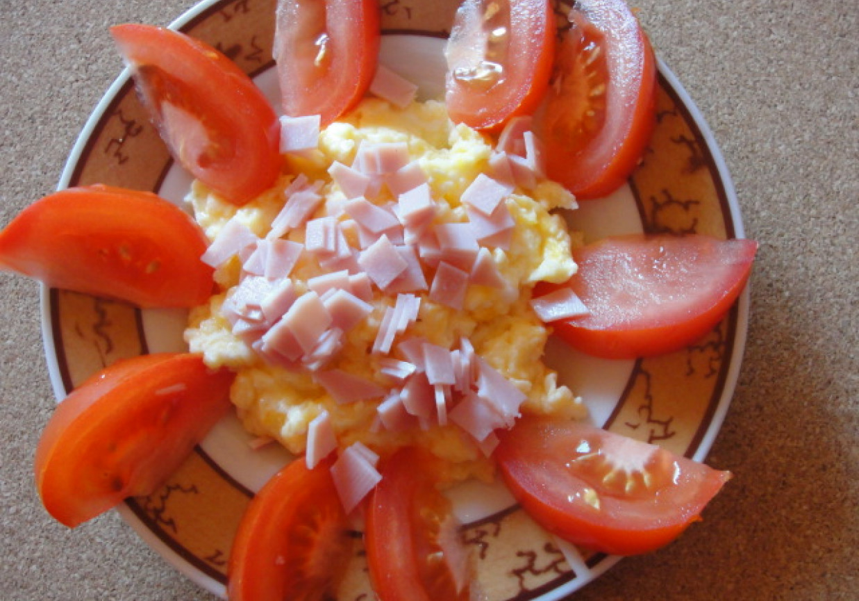 Jajecznica z szynką i pomidorami foto