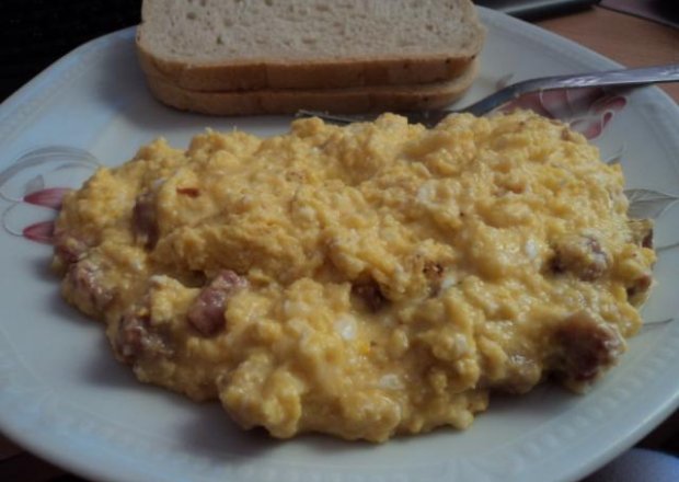 Fotografia przedstawiająca jajecznica z szynką i żółtym serem