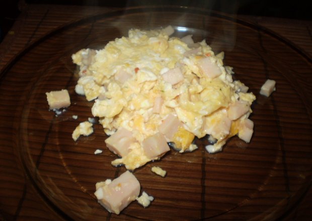 Fotografia przedstawiająca Jajecznica z szynką.(porcja na 4 osoby)