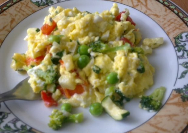 Fotografia przedstawiająca Jajecznica z warzywami