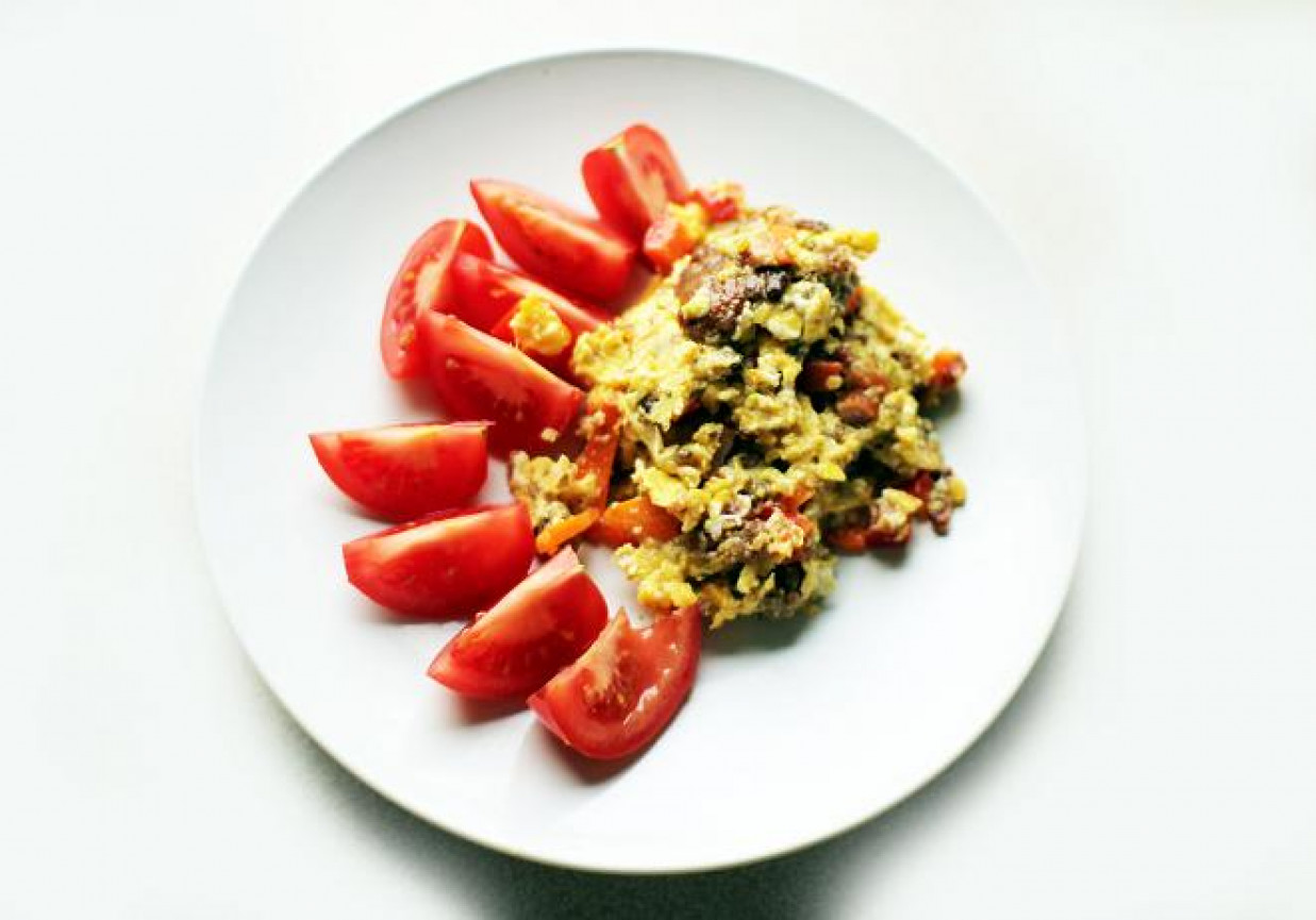 Jajecznica z wędzoną kiełbasą i marchewką foto