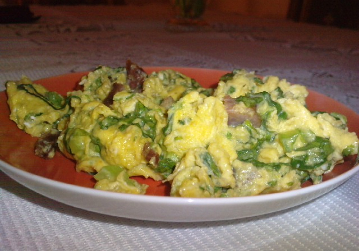 Jajecznica z zielona sałatą foto