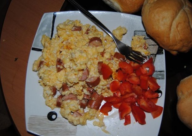 Fotografia przedstawiająca jajecznica z żółtym serem i papryczka