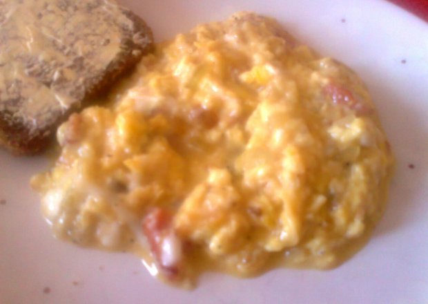 Fotografia przedstawiająca jajecznica z żółtym serem