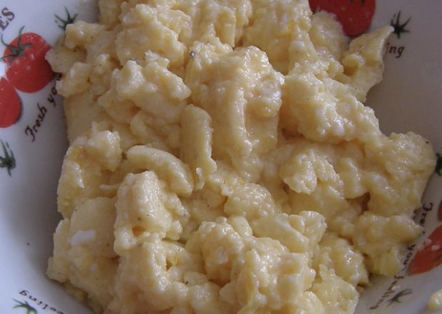 Fotografia przedstawiająca Jajecznica z żółtym serem