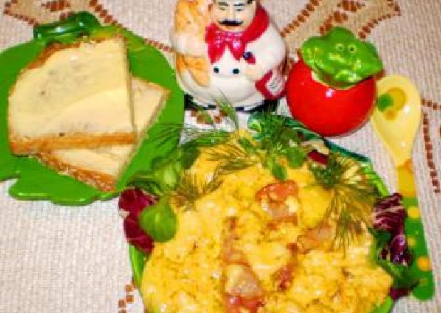 Fotografia przedstawiająca Jajecznica z żółtym serem :