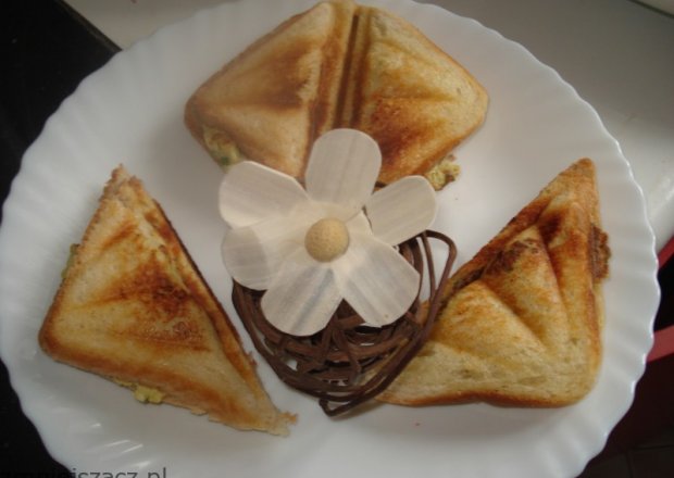 Fotografia przedstawiająca Jajecznica zapieczona w sandwichach