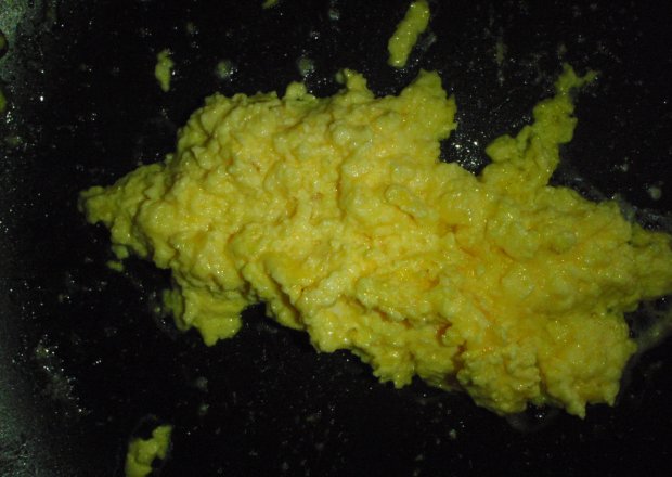 Fotografia przedstawiająca Jajecznica ze śmietaną