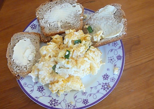 Fotografia przedstawiająca Jajecznica ze szczypiorkiem i cebulką