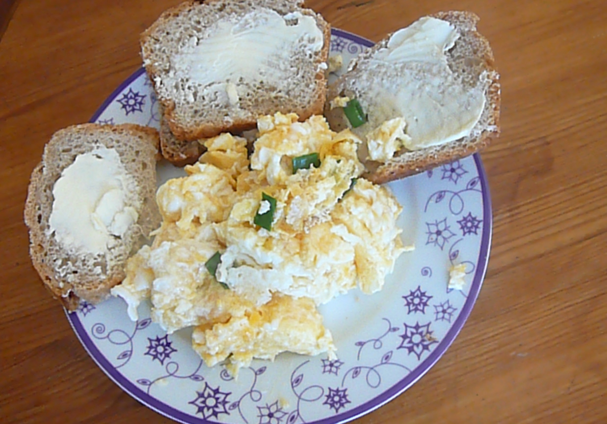 Jajecznica ze szczypiorkiem i cebulką foto