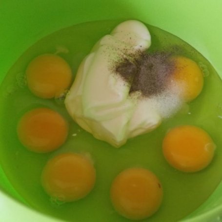 Krok 1 - Jajecznica ze szczypiorkiem i kiełkami rzodkiewki foto