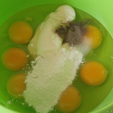 Krok 2 - Jajecznica ze szczypiorkiem i kiełkami rzodkiewki foto
