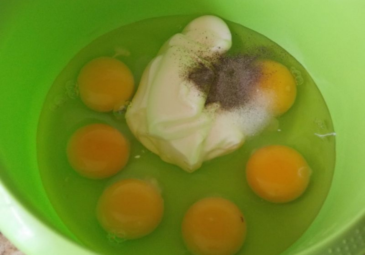 Jajecznica ze szczypiorkiem i kiełkami rzodkiewki foto