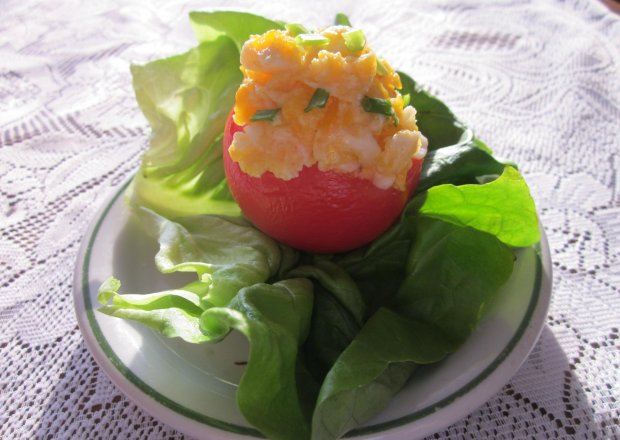 Fotografia przedstawiająca Jajecznica podawana w pomidorach