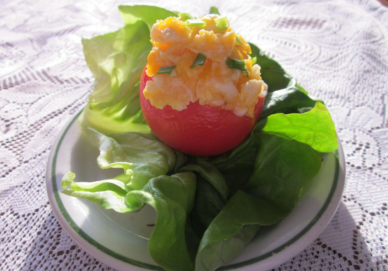 Jajecznica podawana w pomidorach foto