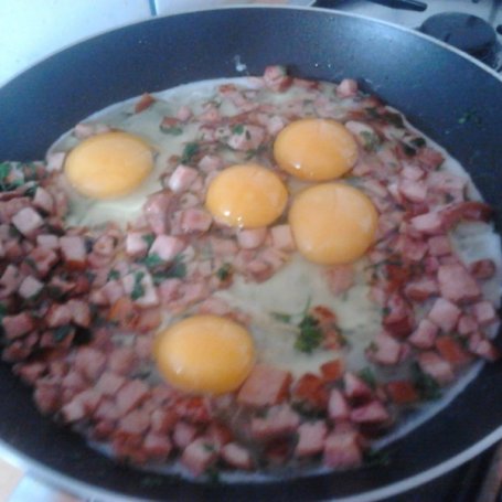 Krok 4 - Jajeczniczka na śniadanie z bułeczkami foto