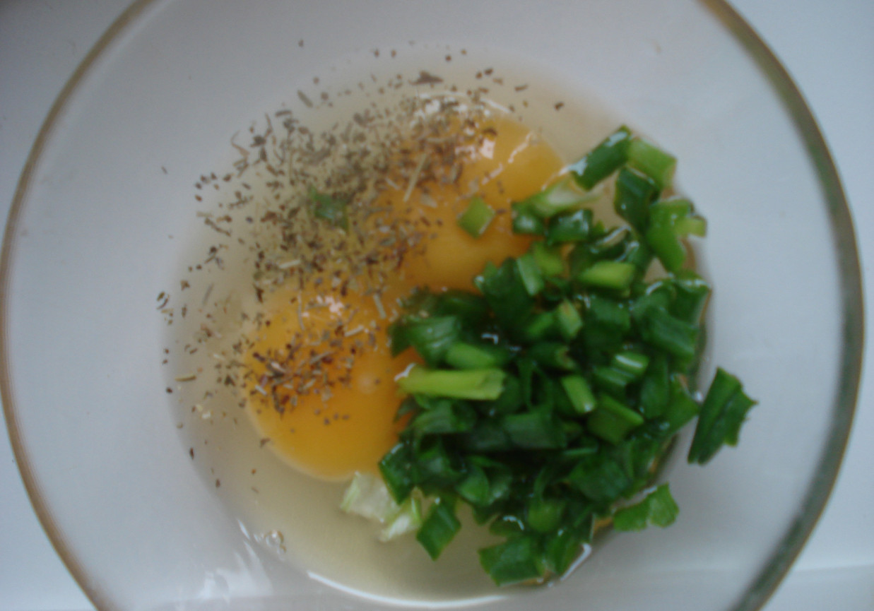 Jajeczniczka z cebulką zieloną dla malucha foto
