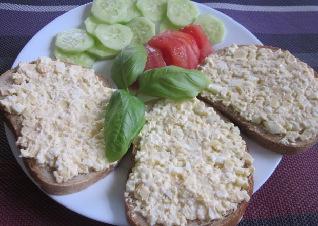 Fotografia przedstawiająca Jajeczno-serowa pasta kanapkowa