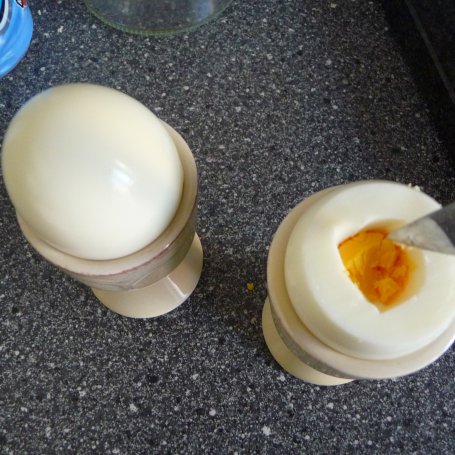 Krok 1 - Jajka faszerowane awokado i groszkiem foto