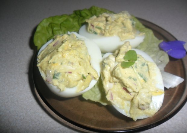 Fotografia przedstawiająca jajka faszerowane awokado
