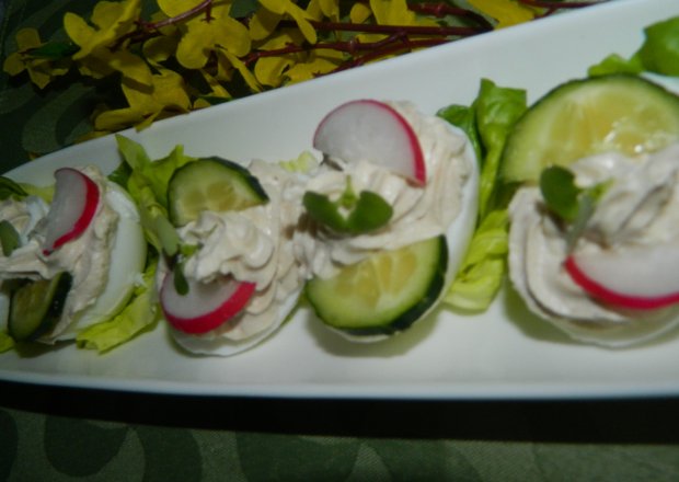 Fotografia przedstawiająca Jajka faszerowane białym serem i tuńczykiem