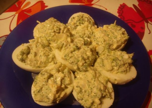 Fotografia przedstawiająca Jajka faszerowane brokułami i cebulą
