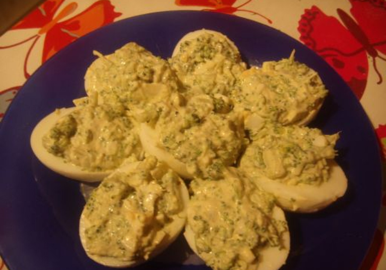 Jajka faszerowane brokułami i cebulą foto