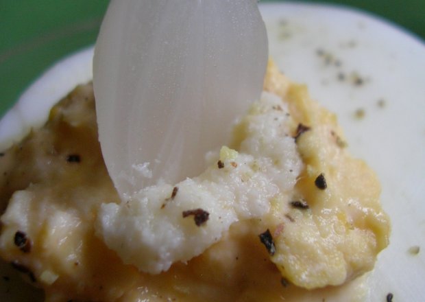 Fotografia przedstawiająca Jajka faszerowane chrzanem i cebulą