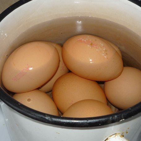 Krok 1 - Jajka faszerowane koreczkami śledziowymi  foto
