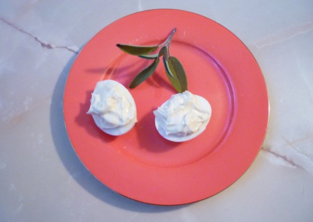Fotografia przedstawiająca Jajka faszerowane kremem czosnkowym