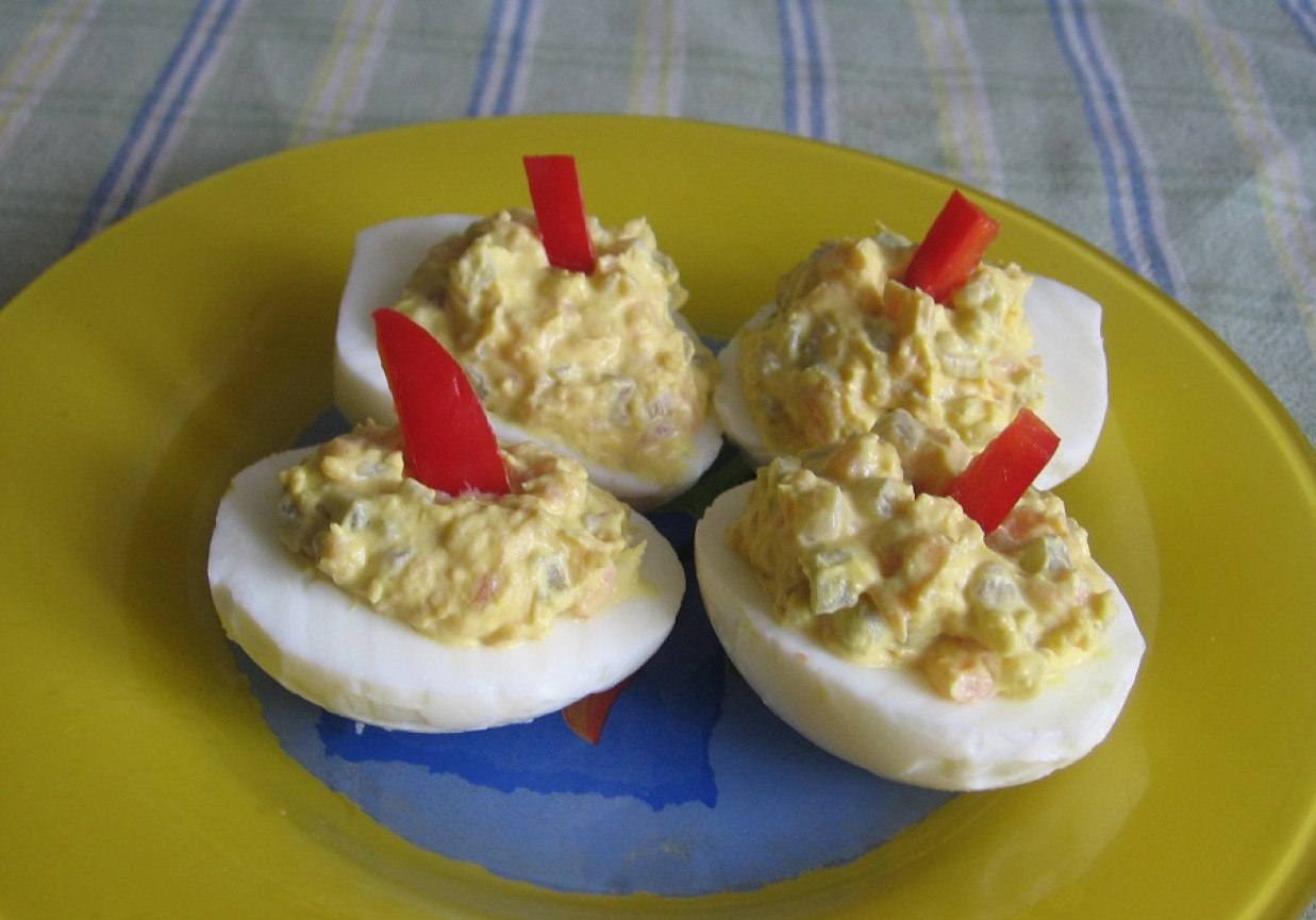 Jajka faszerowane łososiem i ogórkiem foto