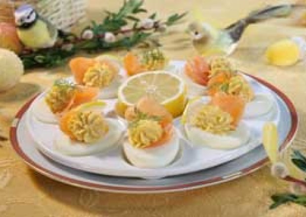 Fotografia przedstawiająca Jajka faszerowane łososiem lub makrelą