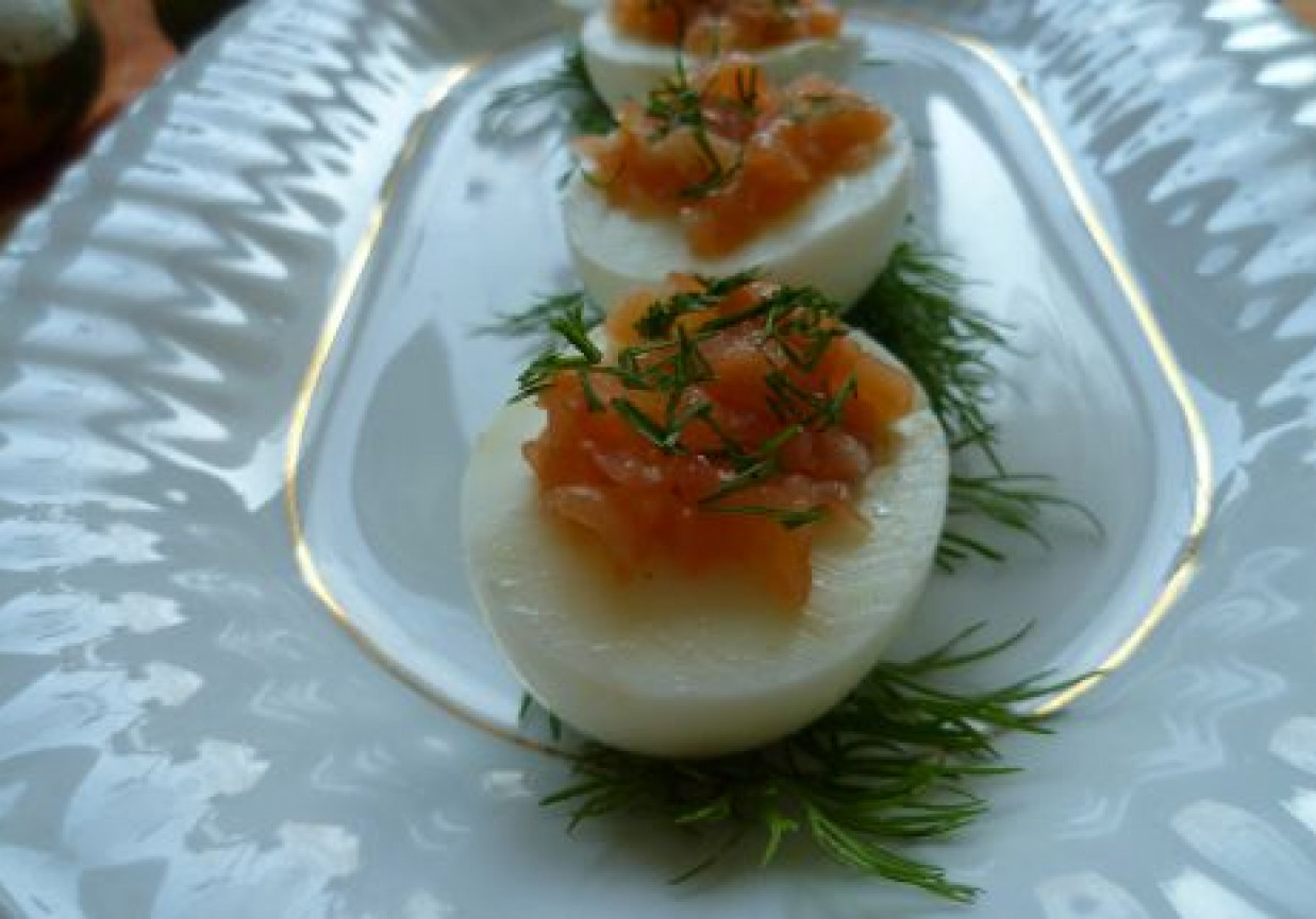 Jajka faszerowane łososiem foto