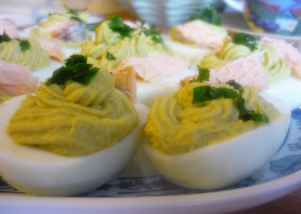 Fotografia przedstawiająca jajka faszerowane na zielono z łososiem