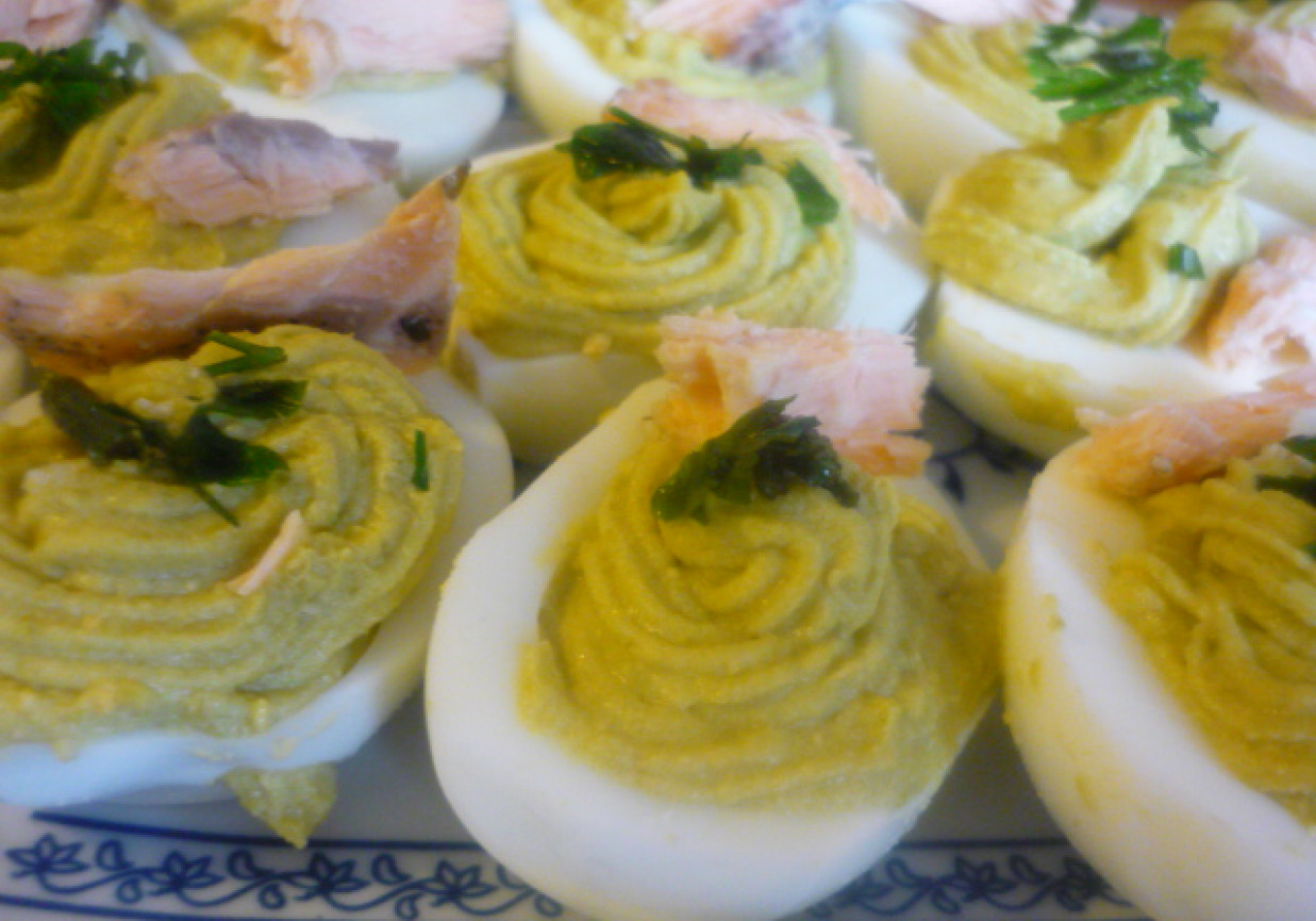 jajka faszerowane na zielono z łososiem foto