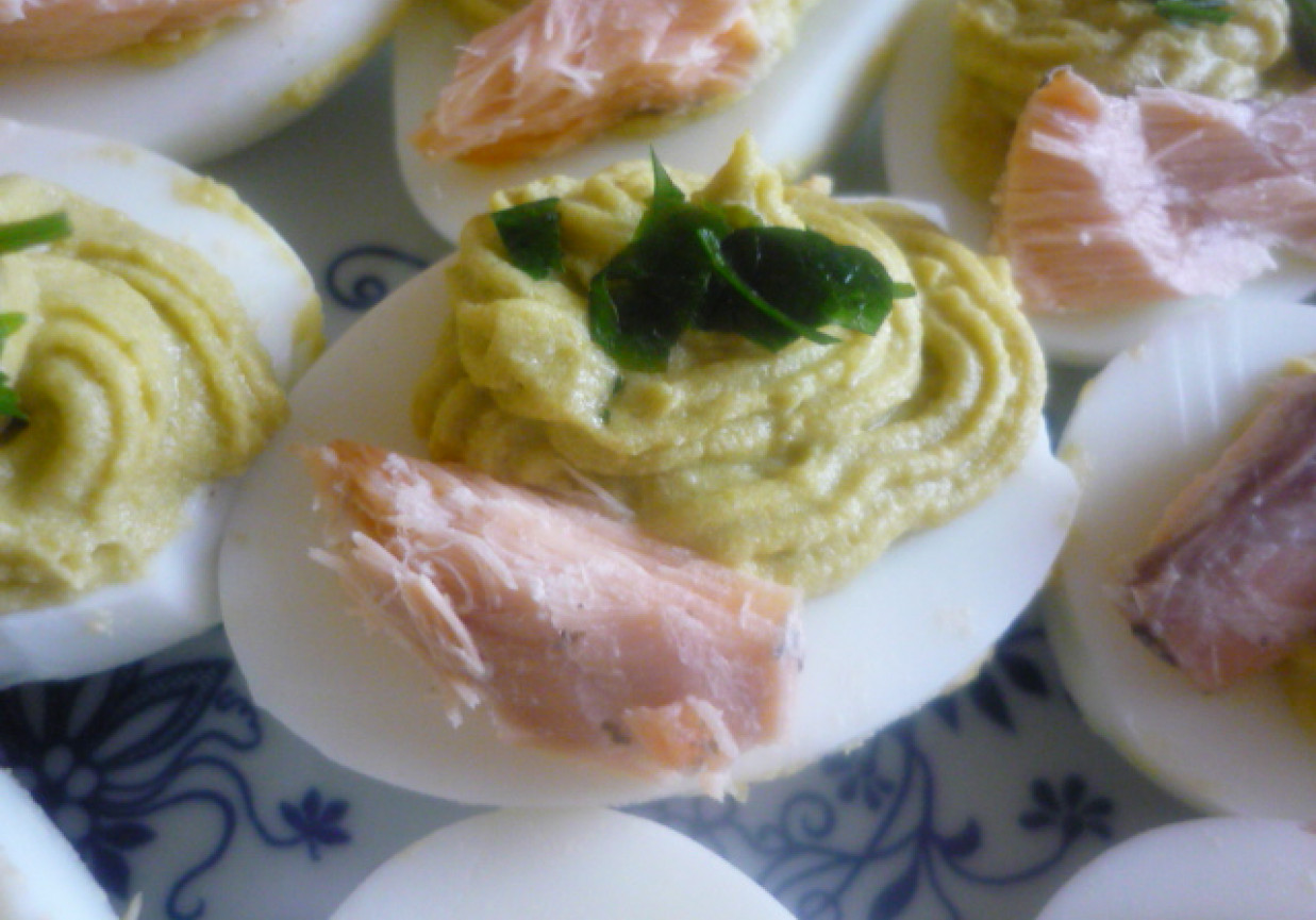 jajka faszerowane na zielono z łososiem foto