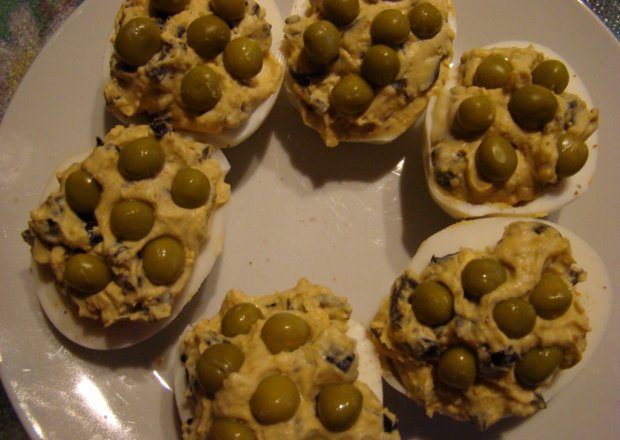 Fotografia przedstawiająca Jajka faszerowane oliwkami z groszkiem zielonym