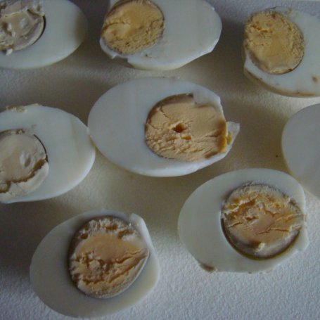 Krok 3 - Jajka faszerowane papryką i oliwkami foto