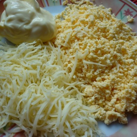 Krok 1 - Jajka faszerowane pastą z żółtego sera foto